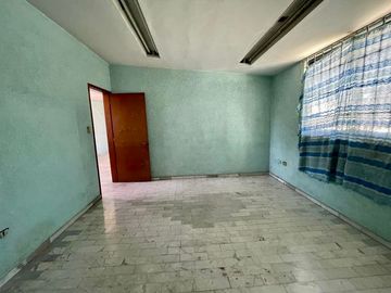 Casa en venta con amplio estacionamiento en Culiacan Centro