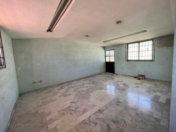 Casa en venta con amplio estacionamiento en Culiacan Centro