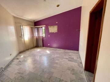 Casa en venta con amplio estacionamiento en Culiacan Centro