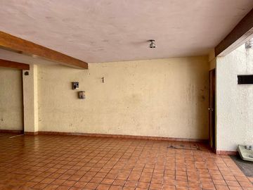 Casa en venta con amplio estacionamiento en Culiacan Centro