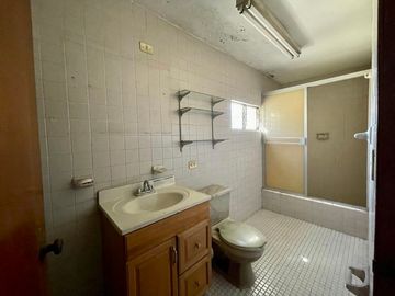 Casa en venta con amplio estacionamiento en Culiacan Centro