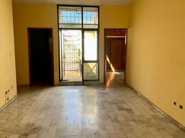 Casa en venta con amplio estacionamiento en Culiacan Centro