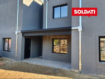 Duplex 3 ambientes a estrenar, en venta en Pilar, excelente acceso, sin expensas.