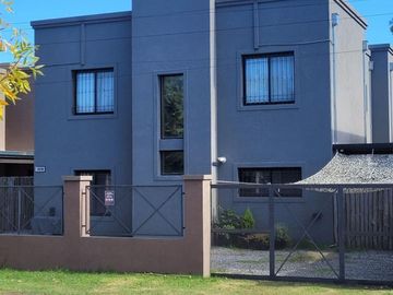 Duplex 3 ambientes a estrenar, en venta en Pilar, excelente acceso, sin expensas.