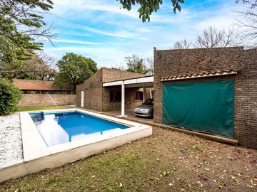 VENTA -Casa - 3 dormitorios - Jardín y piscina - Funes Residencial.