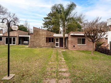 VENTA -Casa - 3 dormitorios - Jardín y piscina - Funes Residencial.