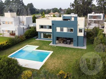 Casa en venta - Barrio Valdevez, Tristan Suarez