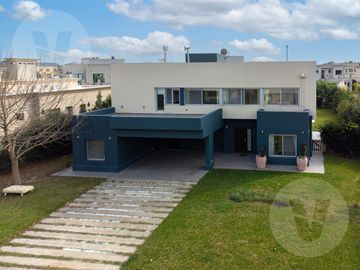 Casa en venta - Barrio Valdevez, Tristan Suarez