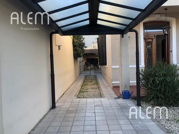 Casa de 3 dormitorios en venta en Lomas de Zamora