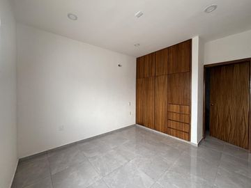 LOMAS DIAMANTE, Casa en VENTA con amplio jardin y 3 recamaras con baño cada una