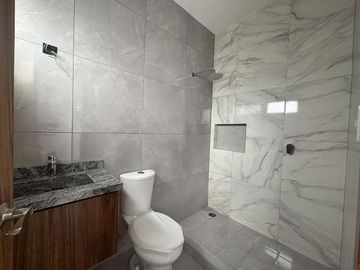 LOMAS DIAMANTE, Casa en VENTA con amplio jardin y 3 recamaras con baño cada una