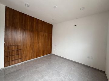 LOMAS DIAMANTE, Casa en VENTA con amplio jardin y 3 recamaras con baño cada una