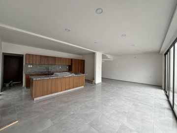 LOMAS DIAMANTE, Casa en VENTA con amplio jardin y 3 recamaras con baño cada una