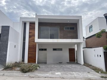LOMAS DIAMANTE, Casa en VENTA con amplio jardin y 3 recamaras con baño cada una