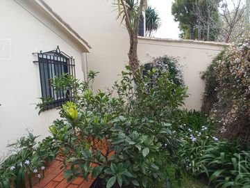 Casa impecable estado de 4 dormitorios y hermoso jardin en Olivos-Vias/Maipu