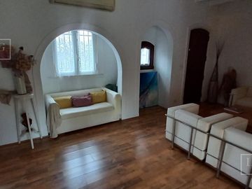 Casa impecable estado de 4 dormitorios y hermoso jardin en Olivos-Vias/Maipu