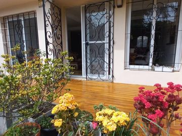 Casa impecable estado de 4 dormitorios y hermoso jardin en Olivos-Vias/Maipu