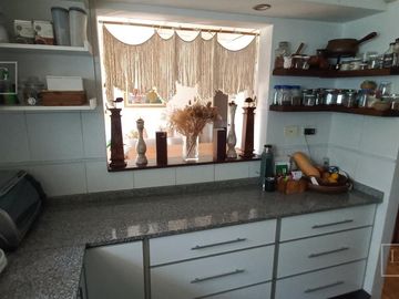 Casa impecable estado de 4 dormitorios y hermoso jardin en Olivos-Vias/Maipu