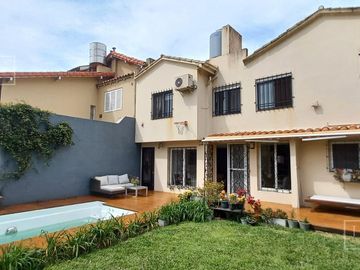 Casa impecable estado de 4 dormitorios y hermoso jardin en Olivos-Vias/Maipu
