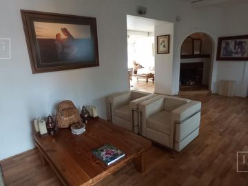 Casa impecable estado de 4 dormitorios y hermoso jardin en Olivos-Vias/Maipu