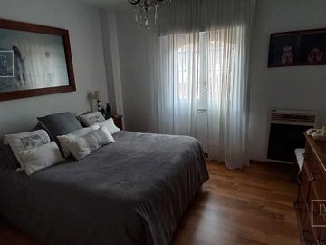Casa impecable estado de 4 dormitorios y hermoso jardin en Olivos-Vias/Maipu