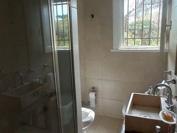 Casa impecable estado de 4 dormitorios y hermoso jardin en Olivos-Vias/Maipu