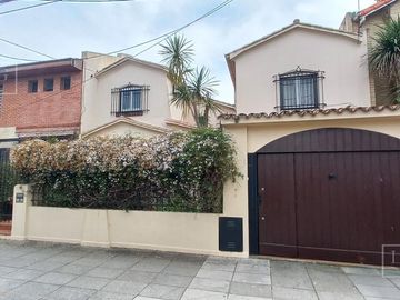 Casa impecable estado de 4 dormitorios y hermoso jardin en Olivos-Vias/Maipu