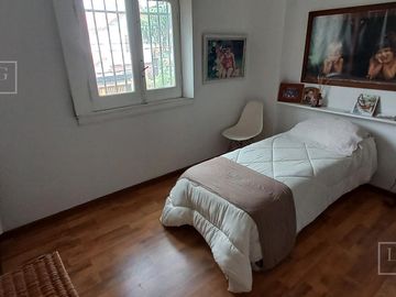 Casa impecable estado de 4 dormitorios y hermoso jardin en Olivos-Vias/Maipu