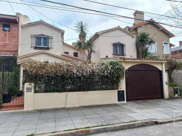 Casa impecable estado de 4 dormitorios y hermoso jardin en Olivos-Vias/Maipu