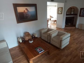 Casa impecable estado de 4 dormitorios y hermoso jardin en Olivos-Vias/Maipu