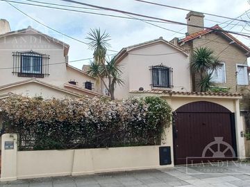 Casa impecable estado de 4 dormitorios y hermoso jardin en Olivos-Vias/Maipu