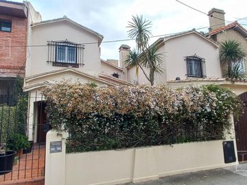 Casa impecable estado de 4 dormitorios y hermoso jardin en Olivos-Vias/Maipu