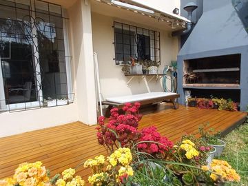 Casa impecable estado de 4 dormitorios y hermoso jardin en Olivos-Vias/Maipu