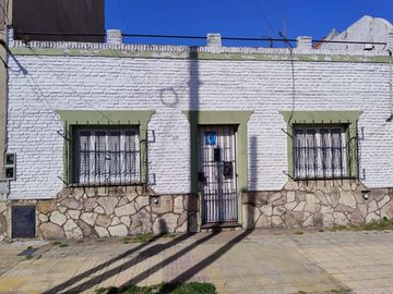 PH en Tte. J. A. Rangugni al 3700, Remedios de Escalada