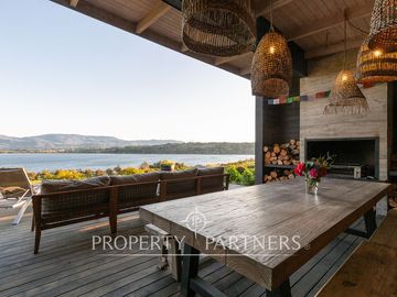 Espectacular Casa  con Vista y Acceso a Lago Panguipulli  en Exclusivo Condominio.