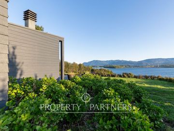 Espectacular Casa  con Vista y Acceso a Lago Panguipulli  en Exclusivo Condominio.