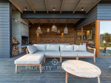 Espectacular Casa  con Vista y Acceso a Lago Panguipulli  en Exclusivo Condominio.