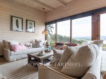 Espectacular Casa  con Vista y Acceso a Lago Panguipulli  en Exclusivo Condominio.