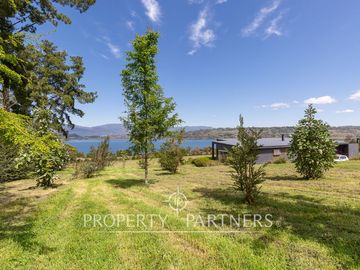 Espectacular Casa  con Vista y Acceso a Lago Panguipulli  en Exclusivo Condominio.