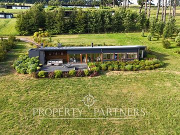 Espectacular Casa  con Vista y Acceso a Lago Panguipulli  en Exclusivo Condominio.