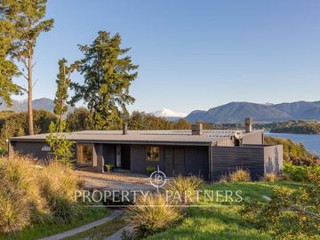 Espectacular Casa  con Vista y Acceso a Lago Panguipulli  en Exclusivo Condominio.