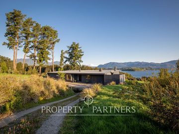 Espectacular Casa  con Vista y Acceso a Lago Panguipulli  en Exclusivo Condominio.
