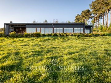 Espectacular Casa  con Vista y Acceso a Lago Panguipulli  en Exclusivo Condominio.