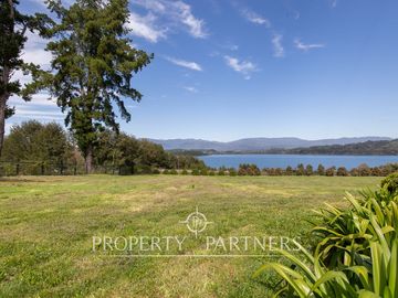 Espectacular Casa  con Vista y Acceso a Lago Panguipulli  en Exclusivo Condominio.