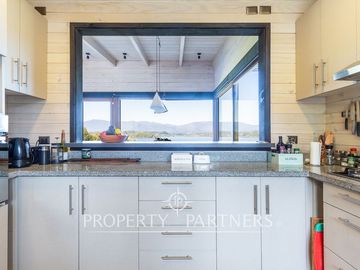 Espectacular Casa  con Vista y Acceso a Lago Panguipulli  en Exclusivo Condominio.
