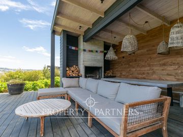 Espectacular Casa  con Vista y Acceso a Lago Panguipulli  en Exclusivo Condominio.