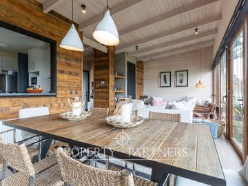 Espectacular Casa  con Vista y Acceso a Lago Panguipulli  en Exclusivo Condominio.
