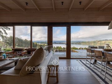 Espectacular Casa  con Vista y Acceso a Lago Panguipulli  en Exclusivo Condominio.