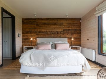 Espectacular Casa  con Vista y Acceso a Lago Panguipulli  en Exclusivo Condominio.
