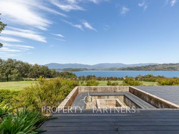 Espectacular Casa  con Vista y Acceso a Lago Panguipulli  en Exclusivo Condominio.